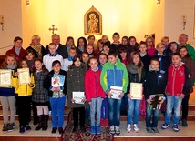  Laureaci oraz organizatorzy konkursów podczas rozdania nagród w kościele parafii św. Jana Chrzciciela w Kątach