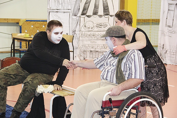  Spektaklem „Nie omijaj mnie” grupa zdobyła I miejsce VII Przeglądu Małych Form Teatralnych w Mikołajkach w roku 2009