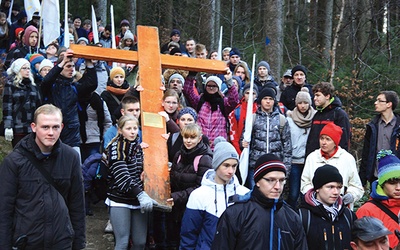  Ze szczytu krzyż poniosła młodzież