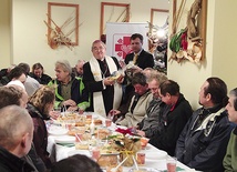 Obecność arcybiskupa i innych znanych osób stwarza podniosłą atmosferę w czasie świątecznych spotkań