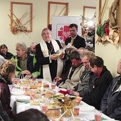 Obecność arcybiskupa i innych znanych osób stwarza podniosłą atmosferę w czasie świątecznych spotkań