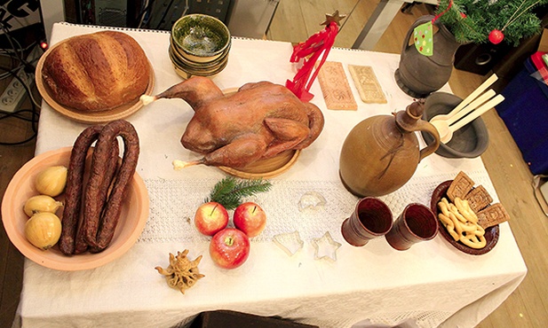  Warmia była zawsze biedna. Wieczerza wigilijna była skromna, jednak starano się przygotowywać wtedy jak najlepszy posiłek. W bogatszych domach na stołach pojawiała się kiełbasa i pieczona gęś  