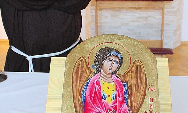 Do parafii kapucyni zabierają ikonę św. Michała Archanioła, modlitwę do niego oraz księgę trzeźwości, do której mogą wpisać się ci, którzy podejmują abstynencję jako formę postu