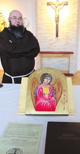 Do parafii kapucyni zabierają ikonę św. Michała Archanioła, modlitwę do niego oraz księgę trzeźwości, do której mogą wpisać się ci, którzy podejmują abstynencję jako formę postu