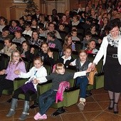 Iwona Stępniewska z młodymi wolontariuszami