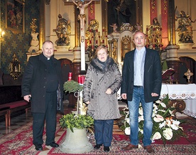 Cenny zabytek z powrotem  do sanktuarium przywieźli: ks. kan. Andrzej Zając, Regina Luranc i Paweł Korczyk