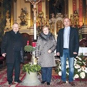 Cenny zabytek z powrotem  do sanktuarium przywieźli: ks. kan. Andrzej Zając, Regina Luranc i Paweł Korczyk