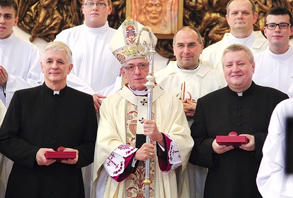  Od lewej: biskup nominat Marek Szkudło, abp Wiktor Skworc i biskup nominat Adam Wodarczyk w kaplicy seminarium chwilę po ogłoszeniu decyzji papieża Franciszka