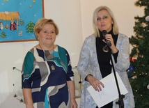 Do obejrzenia wystawy zapraszają Grażyna Jakubczyk i Elżbieta Raczkowska (z prawej) 