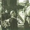  Wiesław Celka wita generała (w środku z kwiatami Kazimiera Czernikowska)