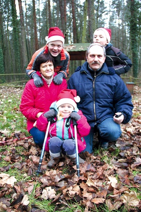 Ewa i Bogdan Szwarcowie od 2003 roku zaangażowani są w Parafialny Zespół Caritas. Na zdjęciu z Gabrysiem i Stasiem oraz wnuczką Anią