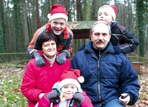 Ewa i Bogdan Szwarcowie od 2003 roku zaangażowani są w Parafialny Zespół Caritas. Na zdjęciu z Gabrysiem i Stasiem oraz wnuczką Anią