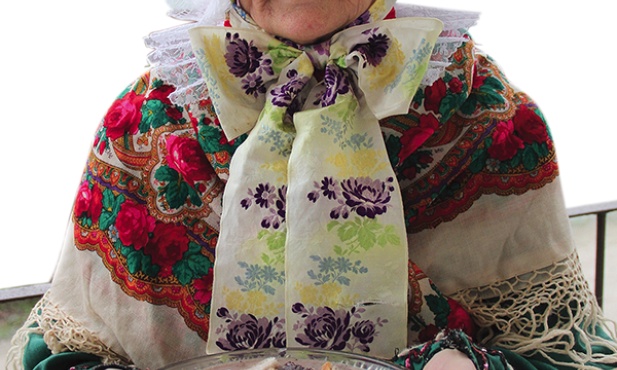 Tradycje dąbrowieckie, przekazywane z pokolenia na pokolenie, zachowane są m.in. w stroju ludowym, gwarze i muzyce ludowej. Na zdjęciu Agnieszka Budych z regionalną potrawą wigilijną – makiełkami