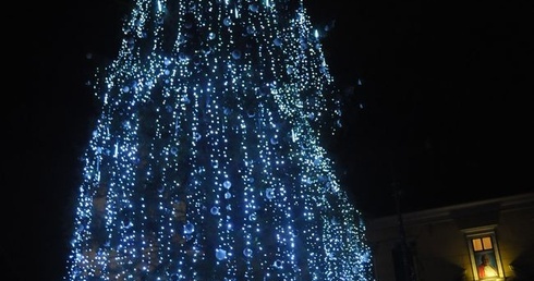 Choinka rozbłysła i runęła