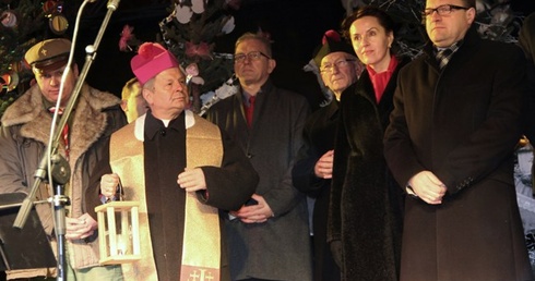 Świąteczne życzenia mieszkańcom Radomia złożyli bp Henryk Tomasik i Radosław Witkowski (z prawej)