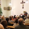 Ze względu na dużą liczbę słuchaczy bp Pindel wygłaszał konferencje w dużej kaplicy 