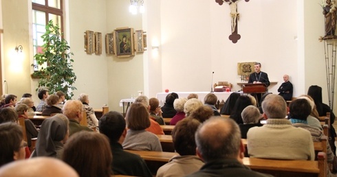 Ze względu na dużą liczbę słuchaczy bp Pindel wygłaszał konferencje w dużej kaplicy 