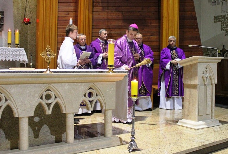 Odnowione prezbiterium kościoła w Pisarzowicach poświęcił bp Roman Pindel