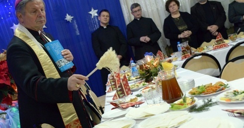 Bp Henryk Tomasik błogosławi opłatki na wigilijny stół