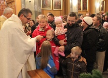 W katedrze rodziny otrzymały indywidualne błogosławieństwo i pamiątkowe obrazki z wizerunkiem Świętej Rodziny