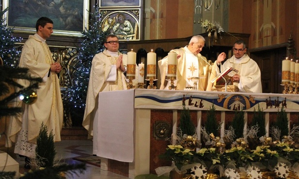 Ks. Franciszek Płonka (drugi z prawej) przewodniczył Mszy św. sprawowanej w intencji bielsko-żywieckich rodzin