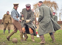  21.12.2014. Warneton. Belgia. Drużyny w mundurach brytyjskich i niemieckich żołnierzy rozegrały mecz dla upamiętnienia zawieszenia broni na froncie I wojny światowej w Boże Narodzenie 1914 roku.  Żołnierze niemieccy i brytyjscy wyszli wtedy z okopów i rozegrali mecz piłki nożnej. 