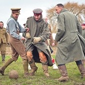  21.12.2014. Warneton. Belgia. Drużyny w mundurach brytyjskich i niemieckich żołnierzy rozegrały mecz dla upamiętnienia zawieszenia broni na froncie I wojny światowej w Boże Narodzenie 1914 roku.  Żołnierze niemieccy i brytyjscy wyszli wtedy z okopów i rozegrali mecz piłki nożnej. 