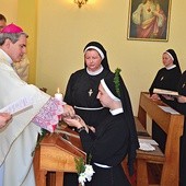  Podczas ślubów siostry przyjmują franciszkański krzyż