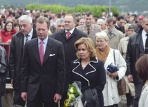 Książę Luksemburga Henri z księżną Marią Teresą podczas dorocznej pielgrzymki w sanktuarium MB Fatimskiej w Wiltz. Para książęca nie kryje swojej szczerej wiary w Boga