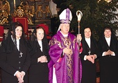  Nowo konsekrowane z biskupem ordynariuszem Andrzejem F. Dziubą