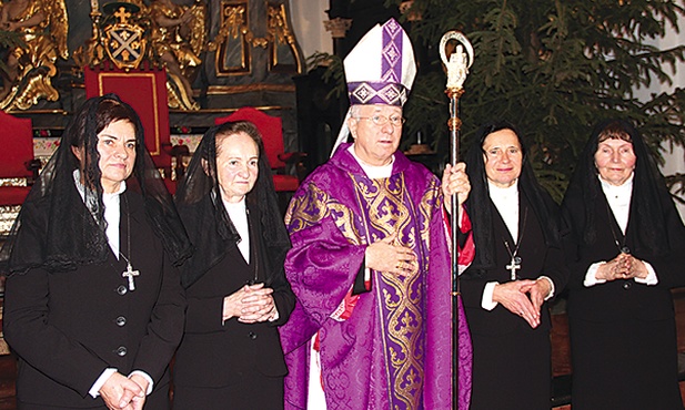  Nowo konsekrowane z biskupem ordynariuszem Andrzejem F. Dziubą
