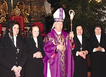  Nowo konsekrowane z biskupem ordynariuszem Andrzejem F. Dziubą