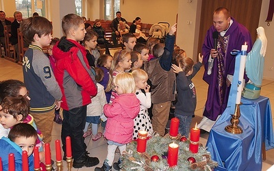  Co miesiąc w kaplicy pw. Niepokalanego Serca Najświętszej Maryi Panny w Skierniewicach odbywa się Msza św. dla dzieci z przedszkola i ich rodzin