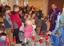  Co miesiąc w kaplicy pw. Niepokalanego Serca Najświętszej Maryi Panny w Skierniewicach odbywa się Msza św. dla dzieci z przedszkola i ich rodzin