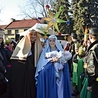  W Skawinie uczestnicy orszaku idą na Mszę św. prowadzeni przez Świętą Rodzinę