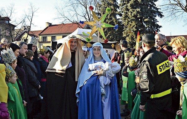  W Skawinie uczestnicy orszaku idą na Mszę św. prowadzeni przez Świętą Rodzinę