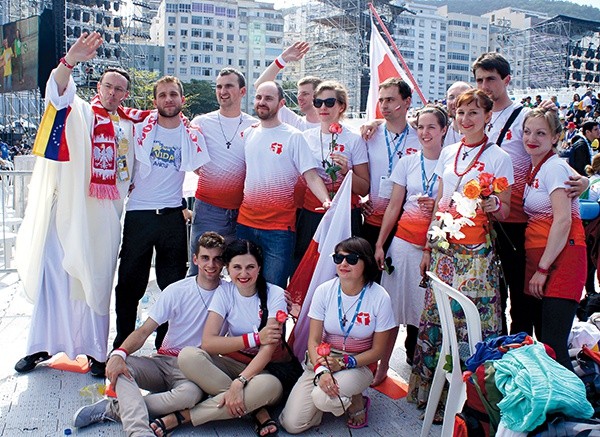  Pielgrzymi z Polski podczas Światowych Dni Młodzieży w Rio. Weronika Griszel w dolnym rzędzie w środku
