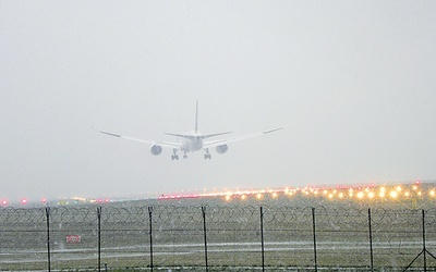  Samolot podchodzi do lądowania w Balicach we mgle, która jeszcze pozwala na wykonywanie operacji