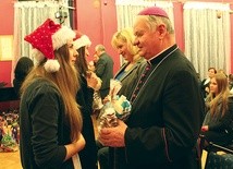 Świąteczny upominek i życzenia otrzymał także bp Tadeusz Rakoczy