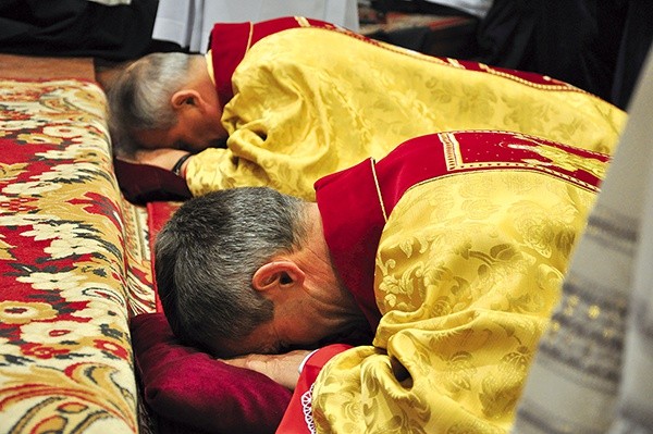  Przed święceniami biskupi nominaci modlili się, leżąc krzyżem