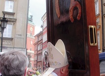  Pierwsi powitali ikonę Matki Bożej biskupi i kapłani zgromadzeni w archikatedrze na dorocznej pielgrzymce duchowieństwa