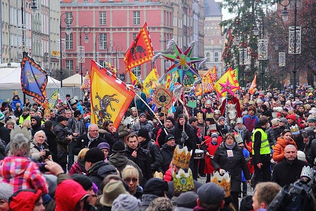 Korony z głów przed królem