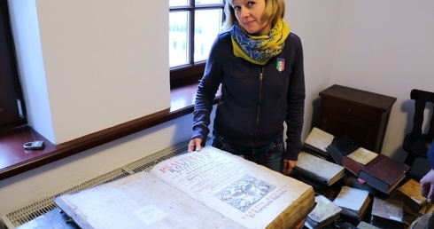 Odnawiają perły biblioteki franciszkanów