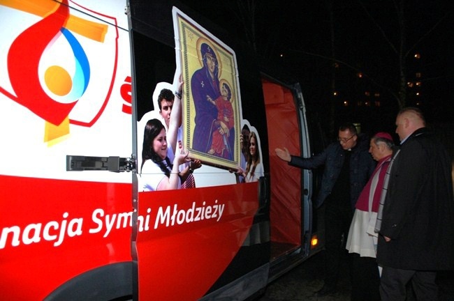 Bp Henryk Tomasik poświęcił samochód, którym po polskich diecezjach peregrynują symbole Światowych Dni Młodzieży