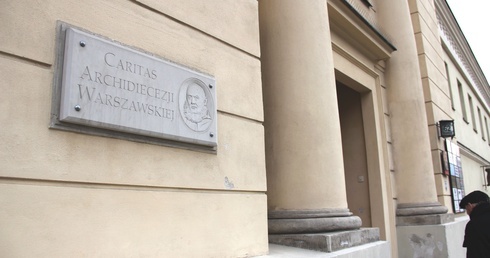 "Skrzydła" to długoterminowa pomoc uczniom szkół podstawowych, gimnazjów i liceów, którzy z powodu złej sytuacji materialnej potrzebują wsparcia