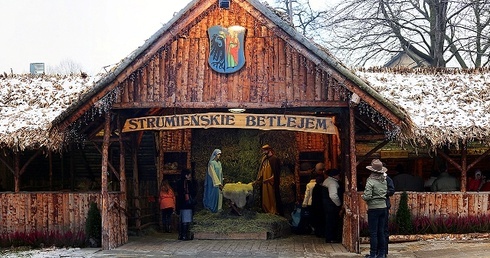 W żywej szopce w Strumieniu żłóbek Pana Jezusa otaczają i ludzie, i zwierzęta