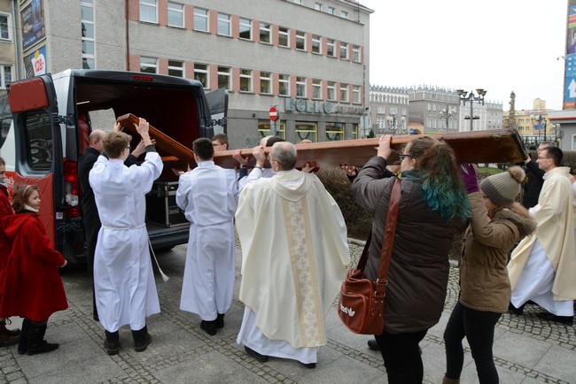 Ten krzyż nas dotknął