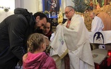 Rodziny przyjmowały indywidualne błogosławieństwo Najświętszym Sakramentem