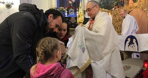 Rodziny przyjmowały indywidualne błogosławieństwo Najświętszym Sakramentem