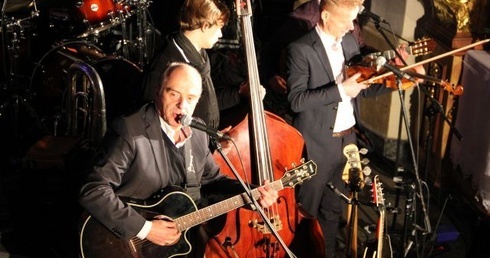 14 osób jednym głosem